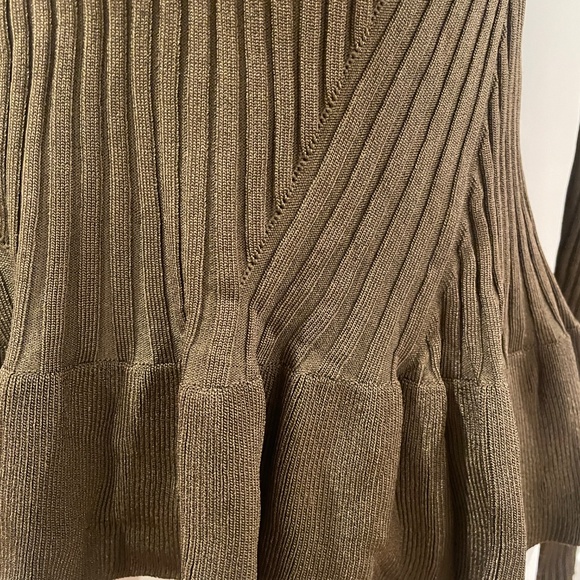 NWOT H&M army green viscose knit ribbed peplum top sweater S M - Picture 5 of 6